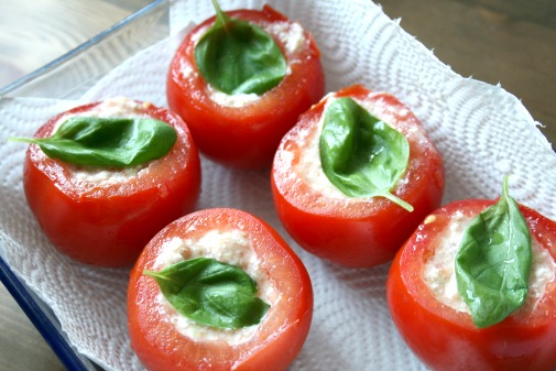 Gegrillte Tomaten mit Morzarella-Füllung - Heldenhaushalt