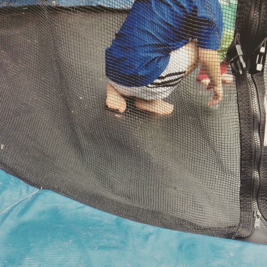 Nach der Kita ist vor der Kita. Trampolinspaß beim Kitafreund, während Mama sich bezüglich Babytragen beraten lässt.