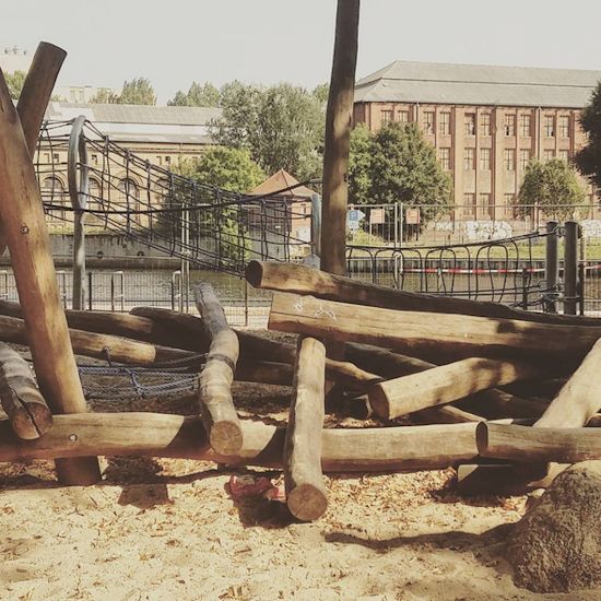 Noch ein bisschen Austoben nach Büchereibesuch mit der Oma an einem neu gemachten Spielplatz an der Havel