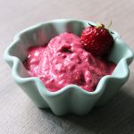 Fruchtiges Eis mit Beeren und Jogurt