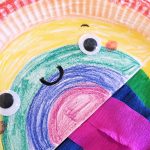 Ein Regenbogen aus Papptellern – Basteln für den Frühling!