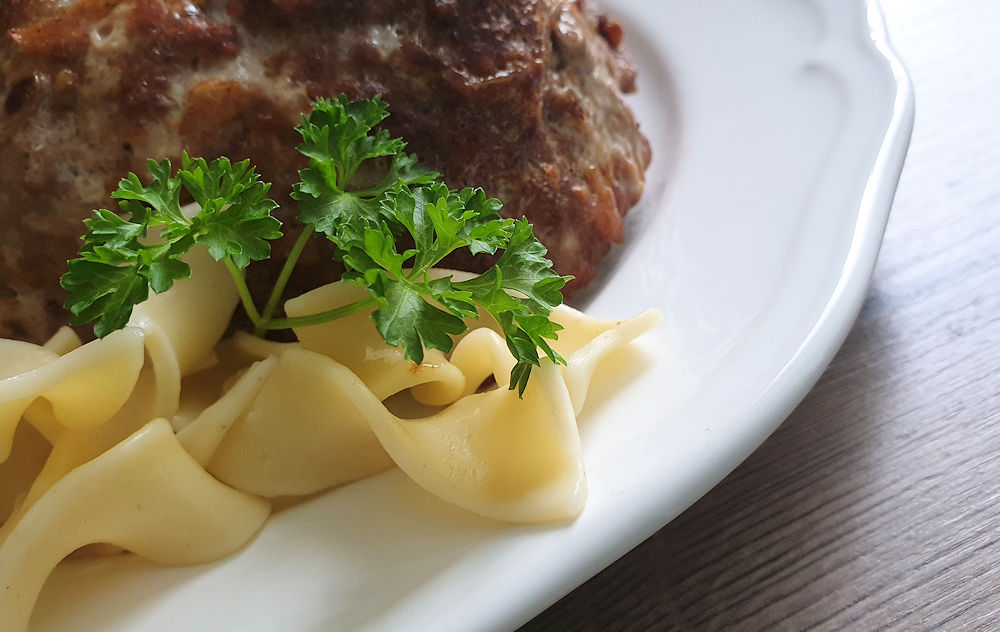 Heldenküche - Einfacher Hackbraten mit Bandnudeln - Heldenhaushalt