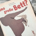 “Ins große Bett?” von Kris Giacomo und Coralie Saudo #Rezension