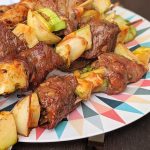 Heldenküche – Leckere Marinade für Rinderspieße mit Zucchini