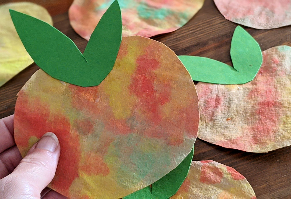 DIY für Kinder - Apfel-Fensterbilder aus Kaffeefilter - Heldenhaushalt