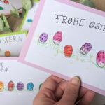 Schnelles Last-Minute-DIY: Bunte Osterpost mit Fingerabdrücken
