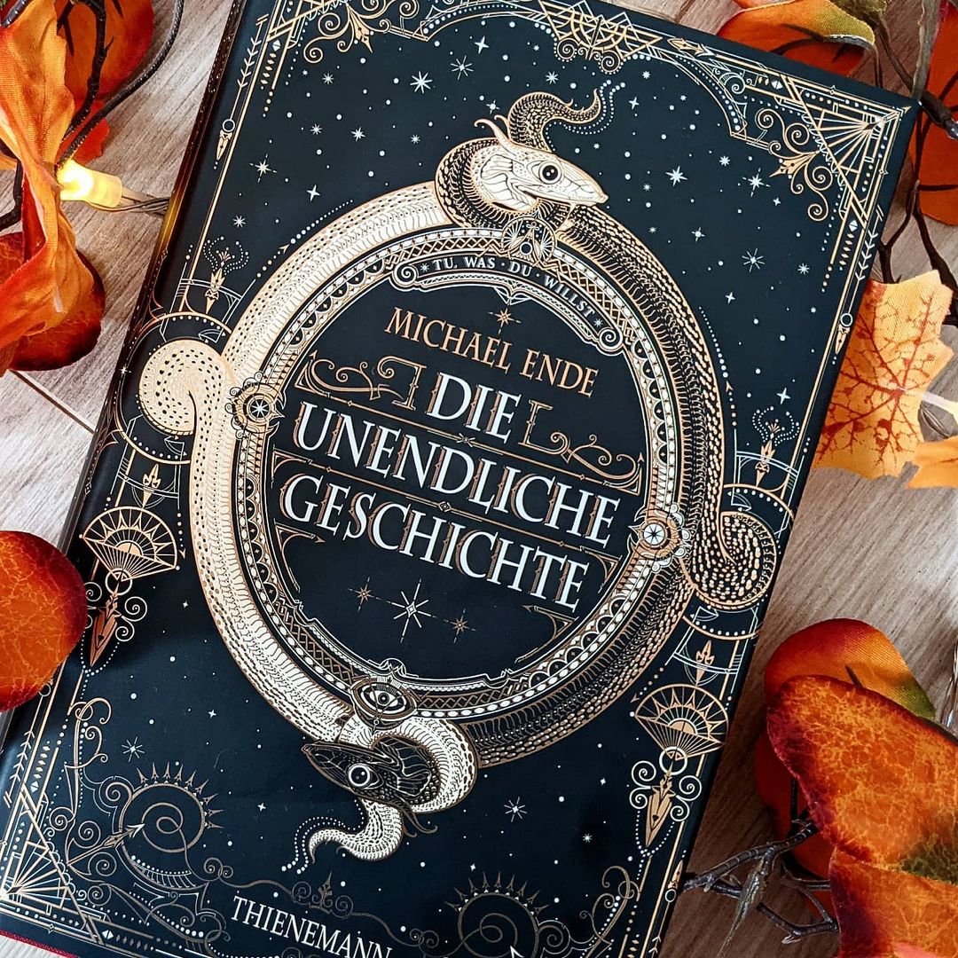 Rezension

Es ist Geschichtenwoche in der Blogsphäre. Wusstest ihr, dass der 12.11. der Geburtstag eines Autors ist, der sicherlich jeden von euch durch die Kindheit begleitet hat? Von wem spreche ich wohl? Wenn ich so Dinge wie "Das Nichts" oder "Zeitdiebe" sage, dann wisst ihr, wen ich meine, oder?

Wir haben Michael Ende Geschichtenwoche in der Blogsphäre und das Ganze wird initiiert durch Janet von Kinderbuchlesen.de und Henrike von Frau Bücherfee.

Zu diesem Anlass findet ihr wieder überall wirklich schöne Buchvorstellungen und Empfehlungen, teilweise auch wieder gepaart mit der einen oder anderen Verlosung. Mit dabei sind unter anderem:

@kinderbuchlesen.de 
@frau_buecherfee 
@mutterundsoehnchen 
@geschichtenwolkeblog 
@ueber_buch_t 
@kuestenkidsunterwegs 
@buecherglitzer_grundschulliebe 
@dreibuchhoch.de 
@familienbuecherei 
@kleinerleser 
@desireebuecherfee 
@lesenslust 
@blattwender 
@brigittes_kinderbuchblog 
@favolina_und_junior 
@grossekoepfe 

Auch wir sind heute ein Teil davon und stellen euch eine Geschichte auf dem Blog vor.

@thienemannesslinger_kinderbuch #lieblingsbücherfürsleben #michaelende #michaelendegeschichtenwoche #buch #bücherliebe #lesen #vorlesen #dieunendlichegeschichte #Empfehlung #rezension #Werbung #verlosung #gewinnspiel #buchblogger #kinderbuchblog